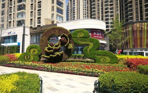 米老鼠卡通造型仿真绿雕批发价与松鼠小动物绿雕厂家定制服务